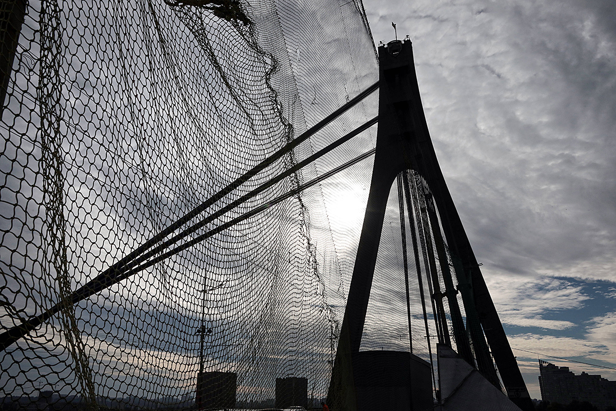 Die Nordbrücke von Kyjiw wurde angesichts wiederholter russischer Angriffe auf die Verkehrsinfrastruktur mit Anti-Drohnen-Netzen geschützt.