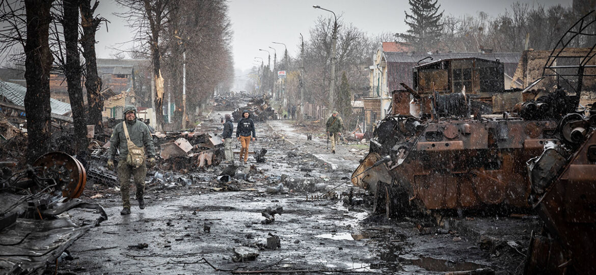 Eine Straße voller Trümmer von Militärgerät in Butscha, Ukraine, 4.4.2022