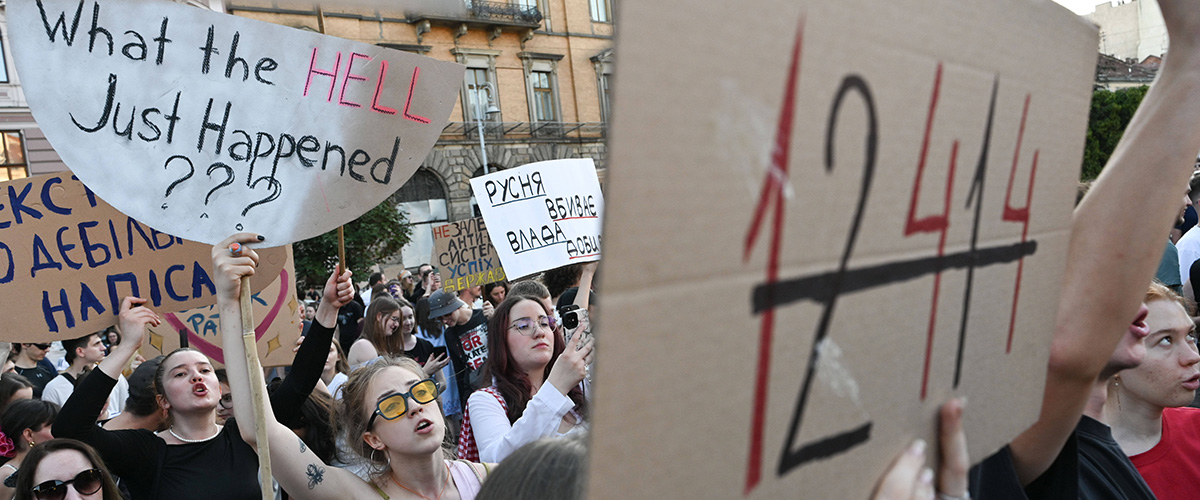 Demonstranten halten Plakate während einer Protestaktion gegen den am 22. Juli verabschiedeten Gesetz N12414
