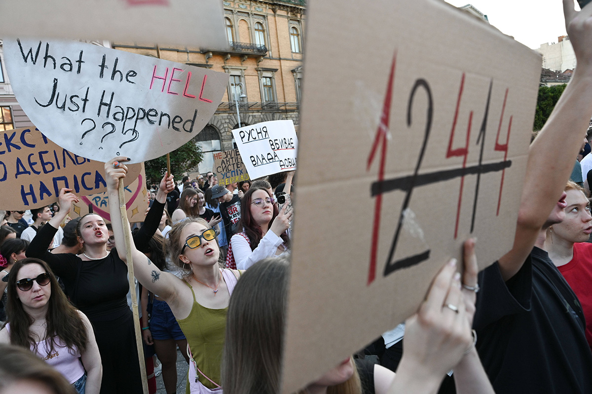 Es waren die ersten Proteste seit 2022: Mehrere Tausend Menschen gingen in der vergangenen Woche gegen ein Gesetz auf die Straße, das den Kampf gegen Korruption um Jahre zurückgeworfen hätte. Präsident Selenskyj machte daraufhin eine rasche Kehrtwende. Doch die Folgen der Auseinandersetzung werden bleiben, innen- wie außenpolitisch.