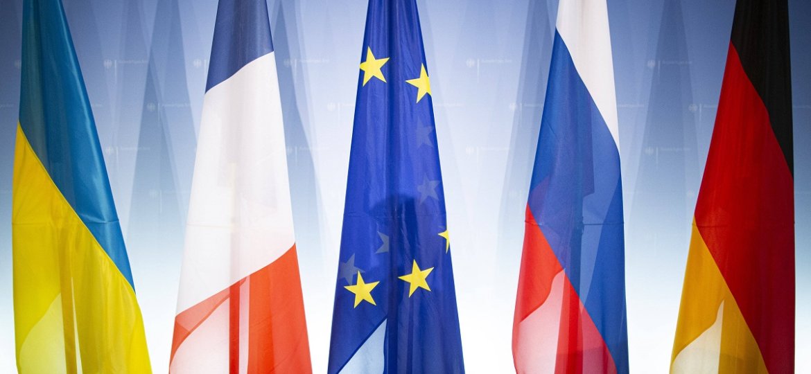 Fahnen, aufgenommen nach einer Videokonferenz im N4-Format (Normandie-Format) mit den Aussenministern von Russland, Fran