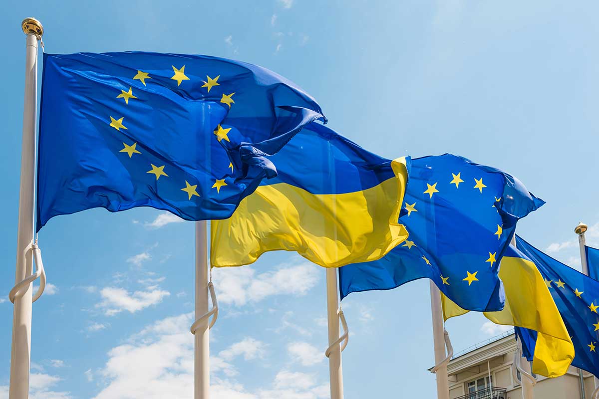 Die Entscheidung über die Aufnahme von Beitrittsverhandlungen markiert den Beginn einer neuen Phase des Beitrittsprozesses. Dieser Prozess ist einerseits sehr technokratisch, wenn es um die Übernahme und Umsetzung des EU-Besitzstands in der Ukraine geht. Er ist aber auch politisch, wenn die Bedingungen für den Zugang der Ukraine zum Binnenmarkt und zu den EU-Förderprogrammen ausgehandelt werden.