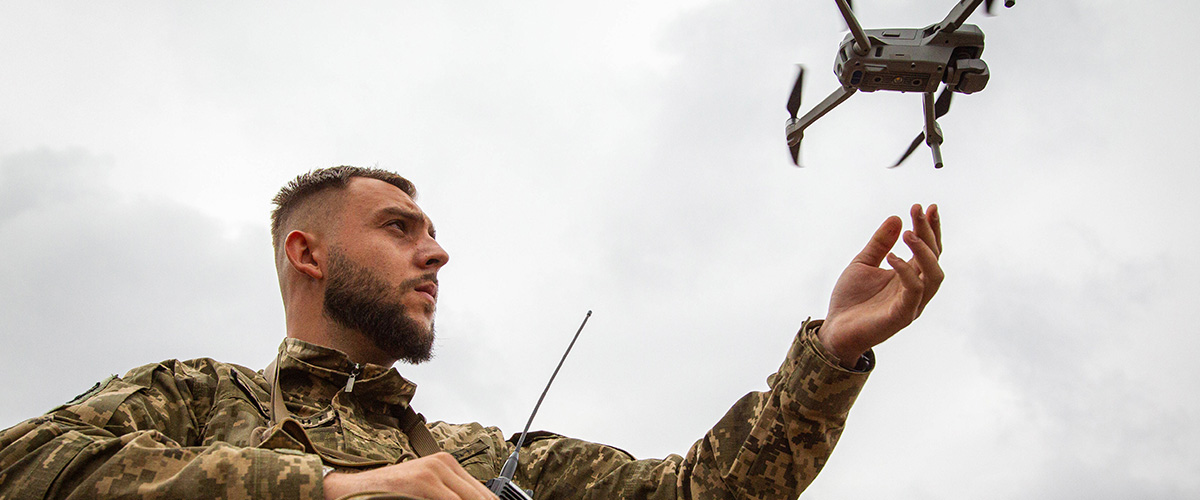 Ein Soldat startet eine Drohne in der Region Zhytomyr, im Norden der Ukraine.
