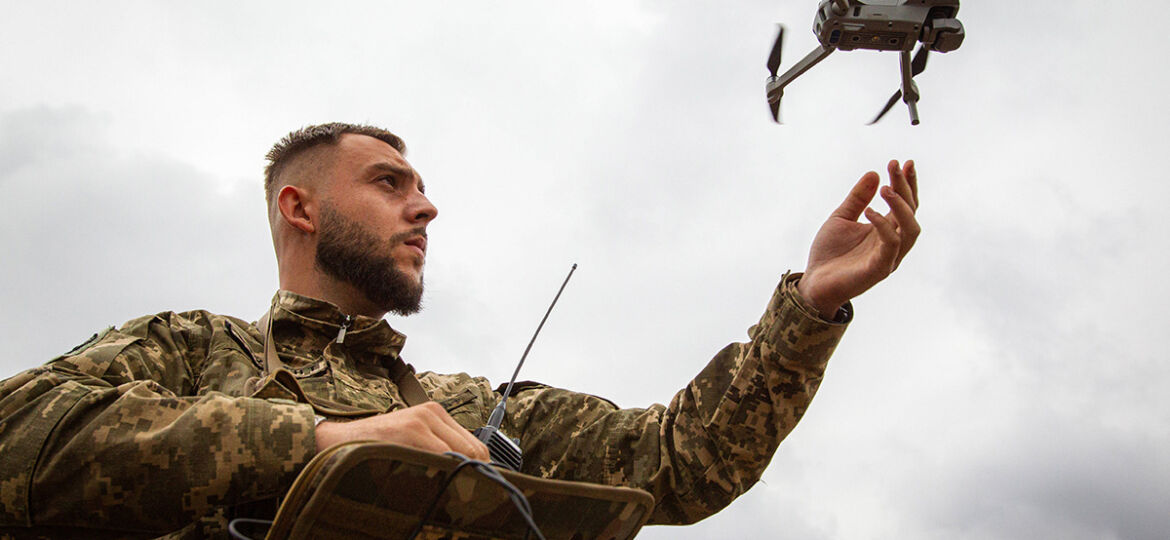 Ein Soldat startet eine Drohne in der Region Zhytomyr, im Norden der Ukraine.