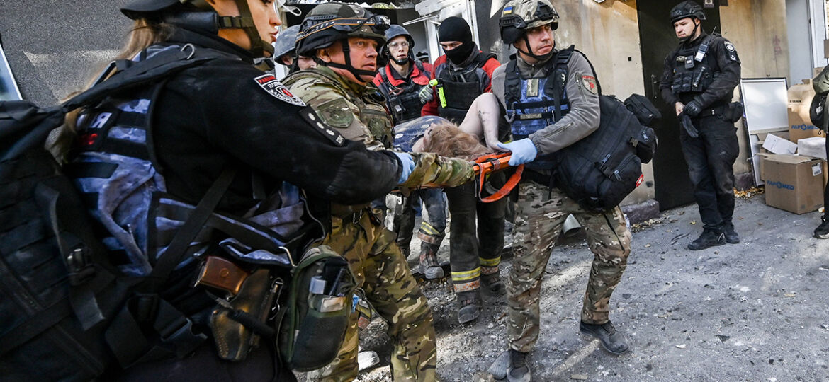 Russian troops attack Zaporizhzhia with guided aerial bombs ZAPORIZHZHIA, UKRAINE - SEPTEMBER 29, 2024 - Rescuers carry