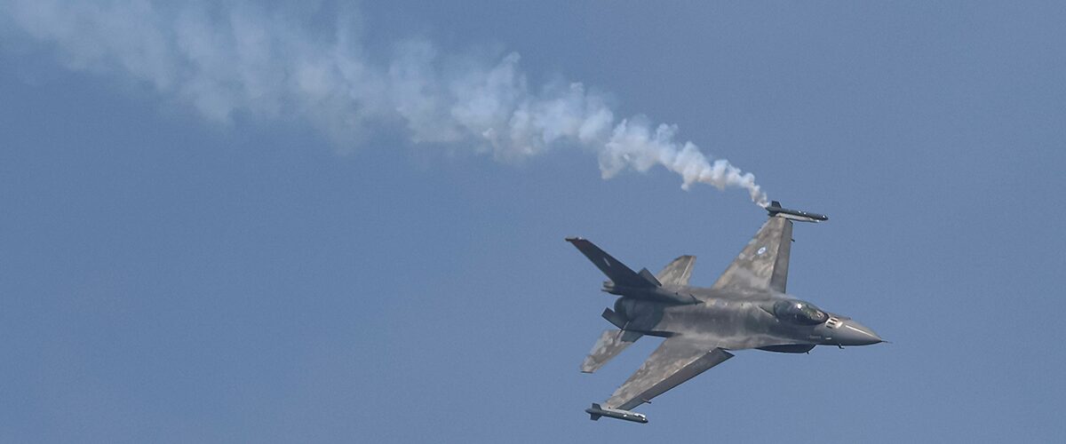 22.06.2025: F-16-Kampfflugzeug bei einer Flugvorführung während der Paris Air Show 2025