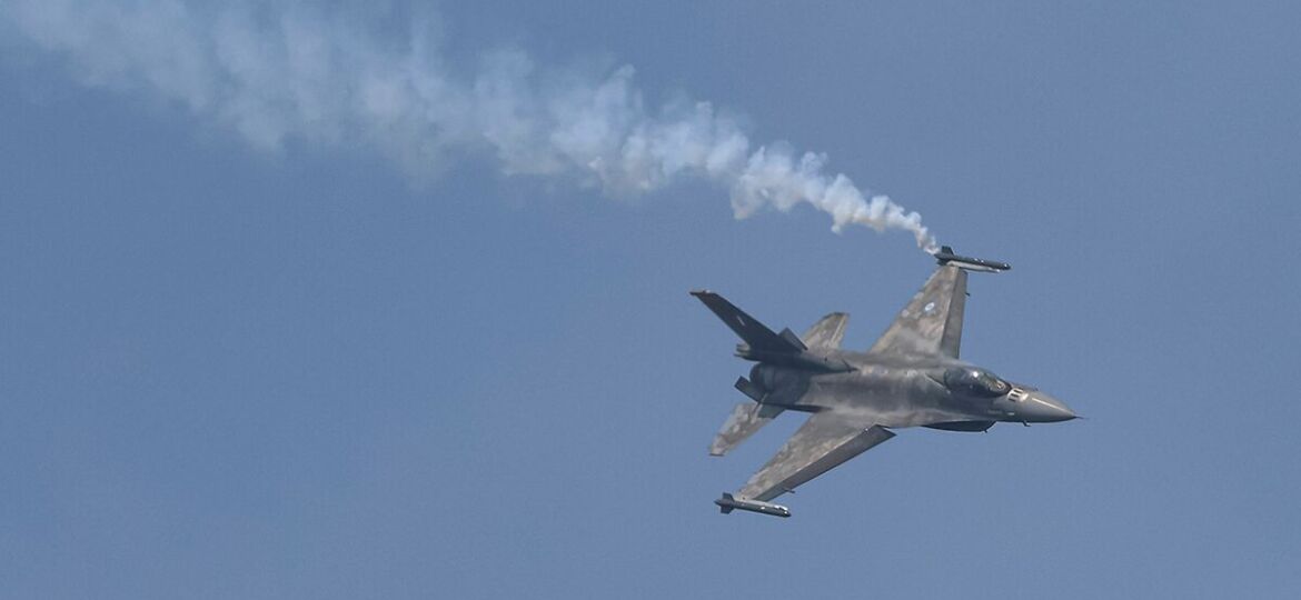 22.06.2025: F-16-Kampfflugzeug bei einer Flugvorführung während der Paris Air Show 2025