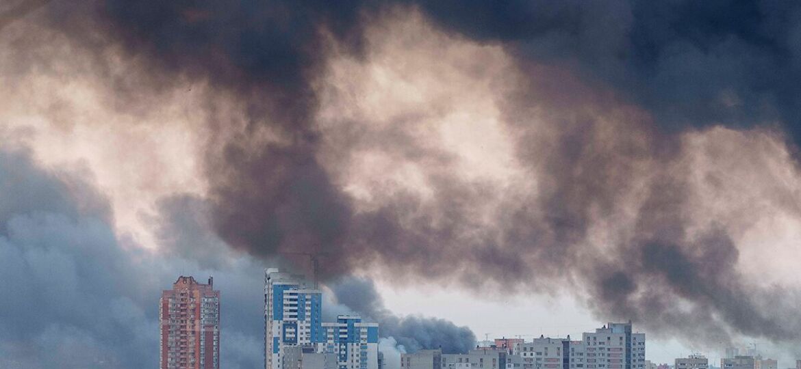 4. Juli 2025: Rauch steigt auf nach einem russischen Drohnen- und Raketenangriff auf die ukrainische Hauptstadt Kyjiw.