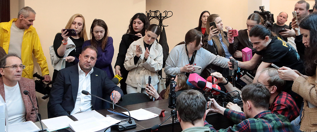 Andrij Jermak, Ihor Fomin und Journalisten während einer Anhörung vor dem Obersten Antikorruptionsgericht der Ukraine.