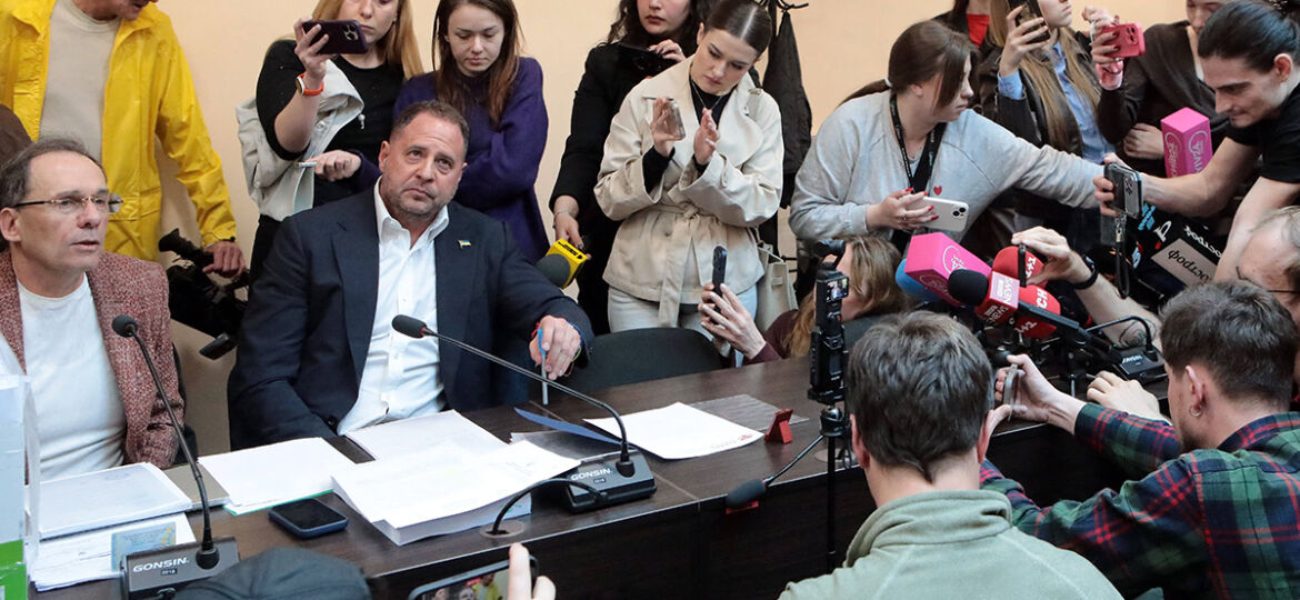 Andrij Jermak, Ihor Fomin und Journalisten während einer Anhörung vor dem Obersten Antikorruptionsgericht der Ukraine.