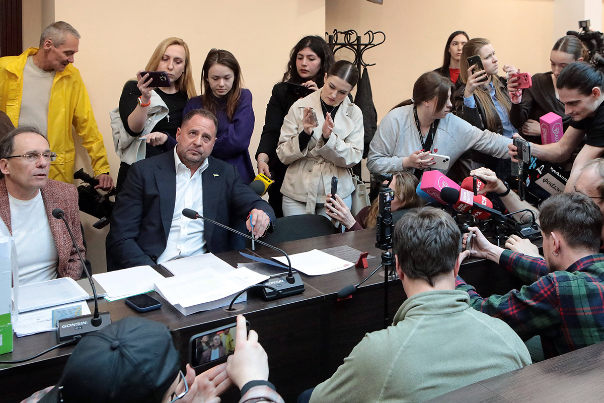 Andrij Jermak, Ihor Fomin und Journalisten während einer Anhörung vor dem Obersten Antikorruptionsgericht der Ukraine.