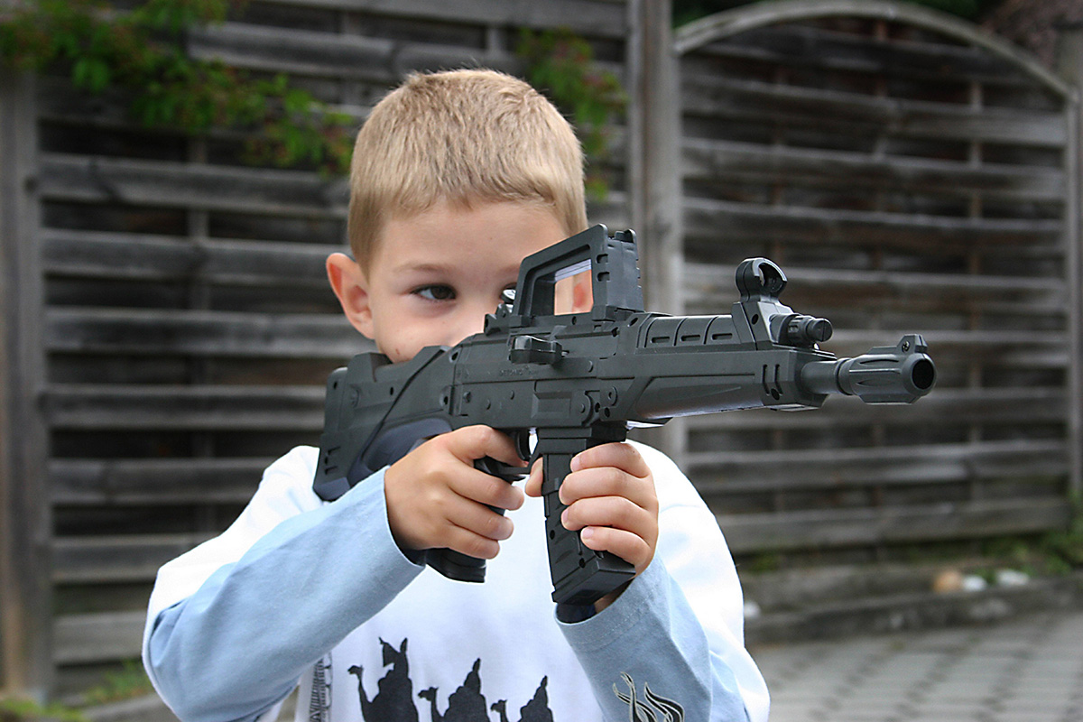 Russland hält ein Fünftel der Ukraine besetzt – und hat dort das Bildungswesen komplett umgebaut, um Kinder zu indoktrinieren und zu militärischem Gehorsam gegenüber der Besatzungsmacht zu erziehen. Wenn Eltern sich wehren, drohen Repressalien. Manchen Jugendlichen scheint es deshalb als einziger Ausweg, ihre Heimat zu verlassen.