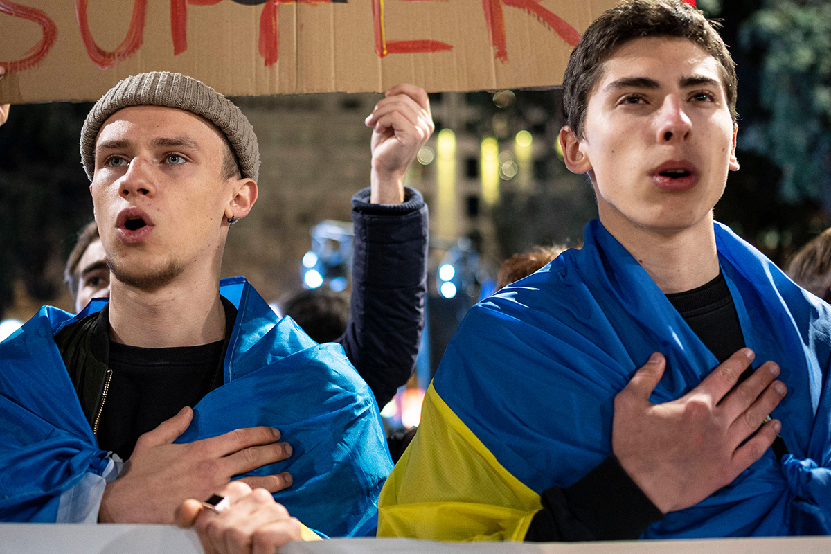 Vor einem Monat hat die Ukraine überraschend ihre Grenzen für Männer im Alter zwischen 18 und 22 Jahren geöffnet. Der umstrittene Schritt soll 17-Jährige, die bisher massenhaft ausgereist sind, verstärkt im Land halten. Die Staatsspitze versucht damit weiter, die Personalprobleme der Armee auf freiwilliger Basis zu lösen.