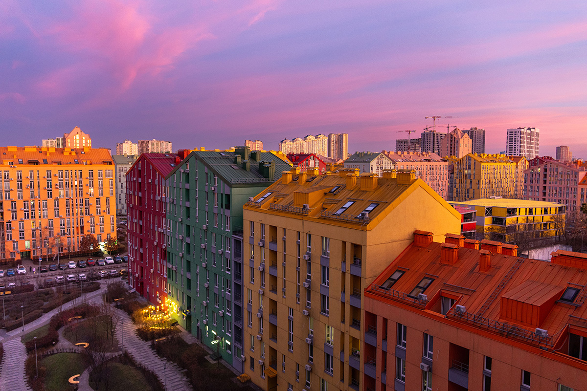 Die neue Studie „Mietwohnungen in der Ukraine: Aktueller Stand und Herausforderungen” des Think Tanks Centre for Society Research (Cedos) offenbart viele Schwierigkeiten im privaten Mietsektor. Was bedeutet das für künftige Wiederaufbaumaßnahmen?