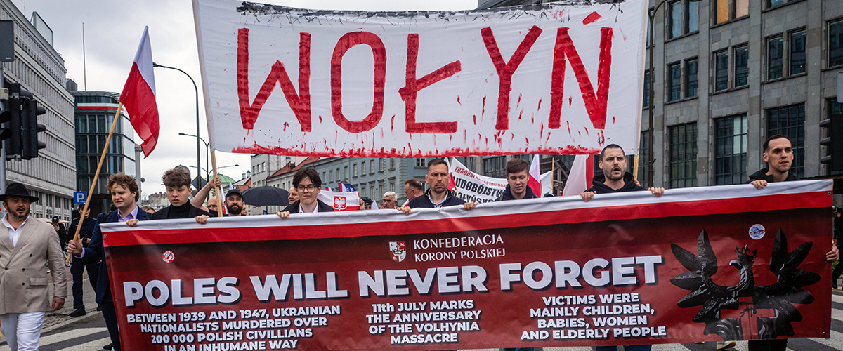 Anhänger der Partei „Konfederacja Korony Polskiej“ marschieren hinter einem Transparent mit der Aufschrift „Die Polen werden nie vergessen“ her.