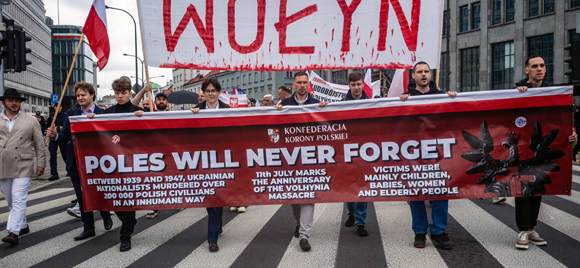 Anhänger der Partei „Konfederacja Korony Polskiej“ marschieren hinter einem Transparent mit der Aufschrift „Die Polen werden nie vergessen“ her.