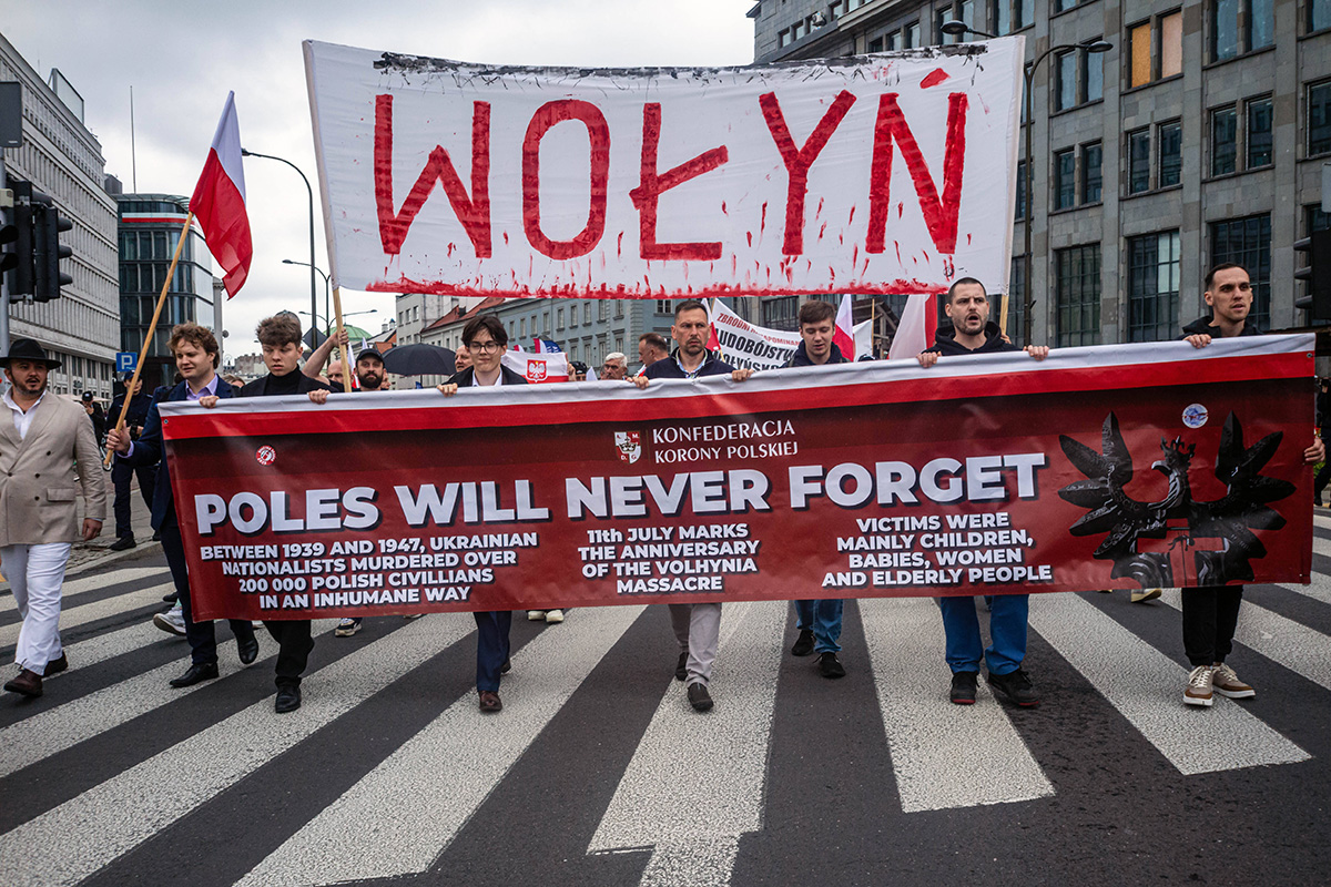 Anhänger der Partei „Konfederacja Korony Polskiej“ marschieren hinter einem Transparent mit der Aufschrift „Die Polen werden nie vergessen“ her.
