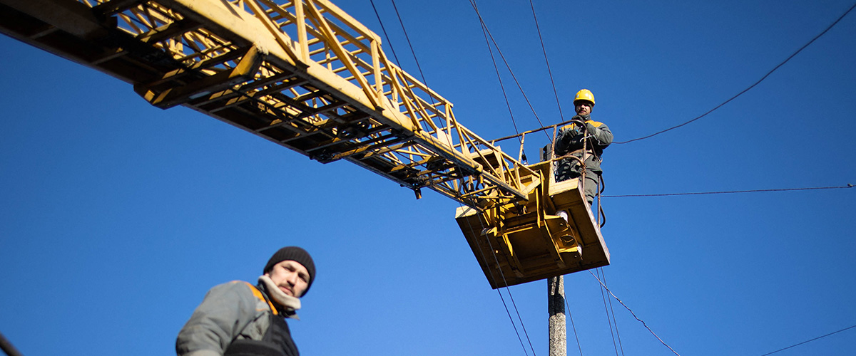 Reparatur der elektrischen Infrastruktur aufgrund von Beschuss