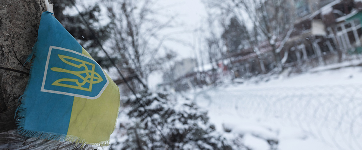 Die ukrainische Flagge neben dem Zentralmarkt in Kostiantynivka