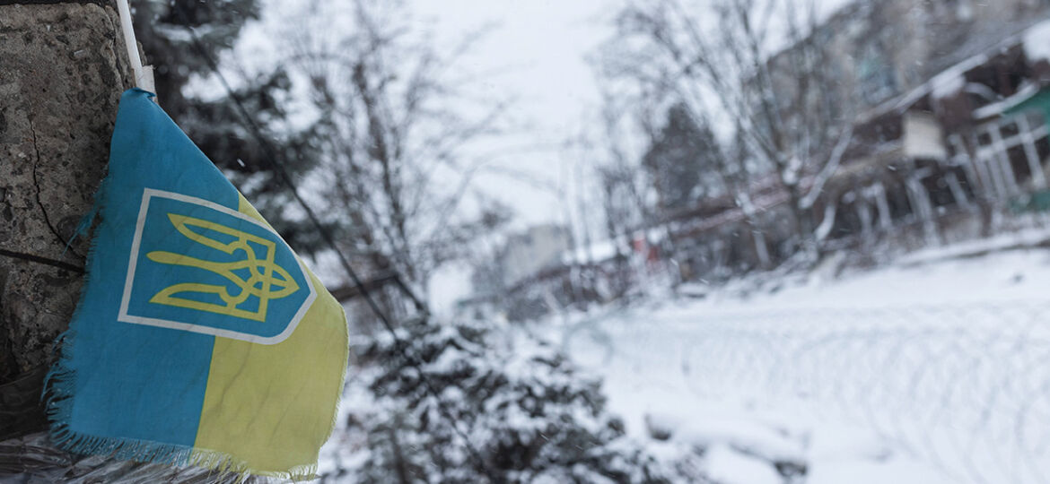 Die ukrainische Flagge neben dem Zentralmarkt in Kostiantynivka