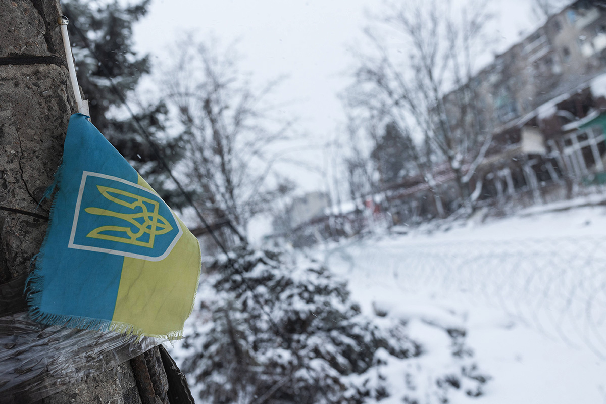 Die ukrainische Flagge neben dem Zentralmarkt in Kostiantynivka