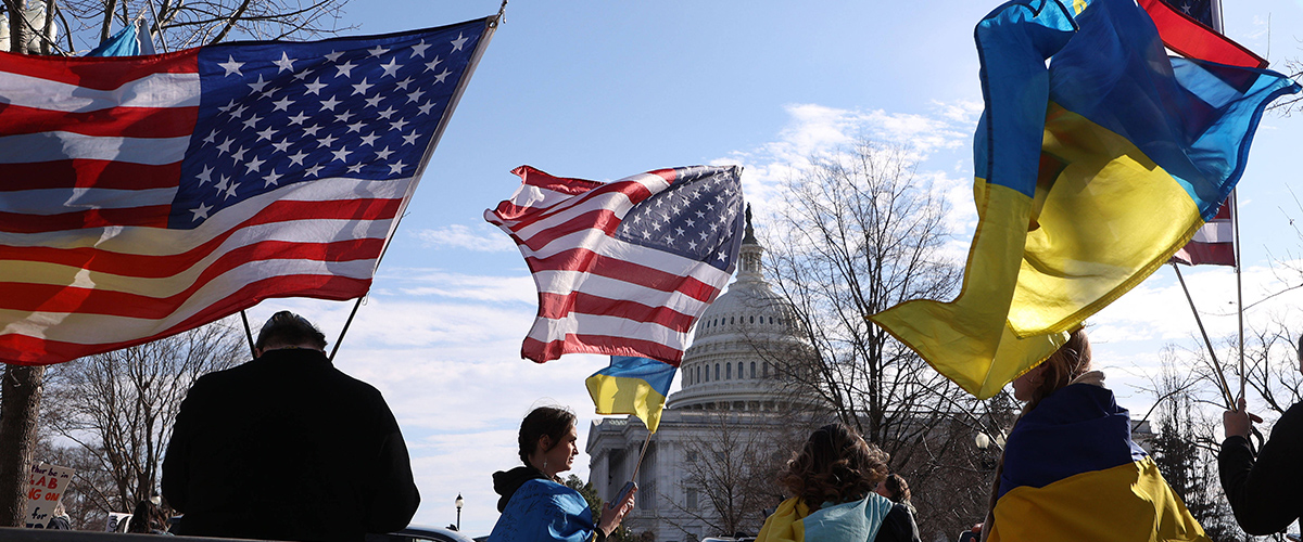 Demonstranten mit US-amerikanischen und ukrainischen Flaggen in der Nähe des US-Kapitols