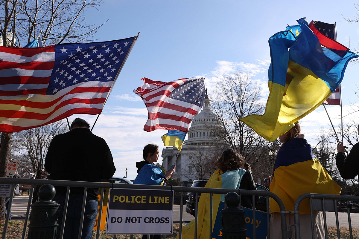 Demonstranten mit US-amerikanischen und ukrainischen Flaggen in der Nähe des US-Kapitols