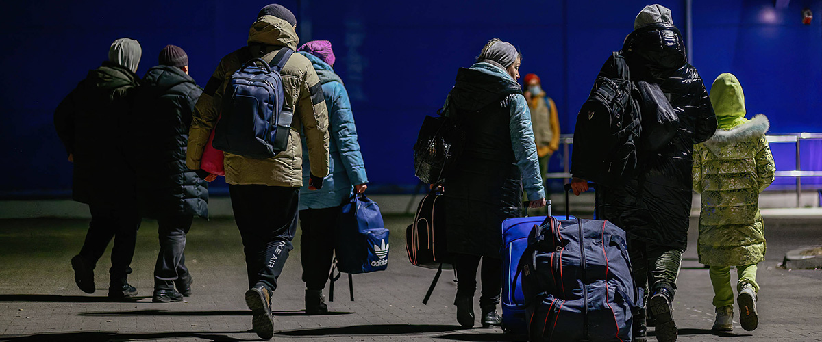 Ukrainische Flüchtlinge in Przemyśl, Polen, tragen ihr Gepäck.
