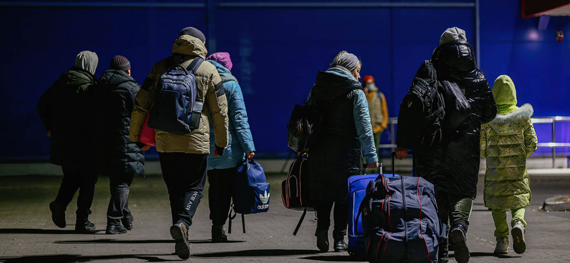 Ukrainische Flüchtlinge in Przemyśl, Polen, tragen ihr Gepäck.