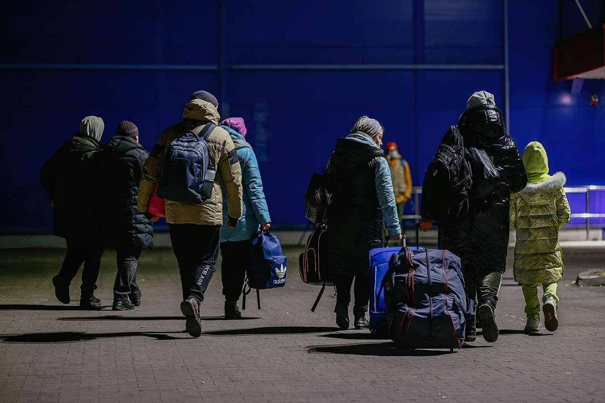 Ukrainische Flüchtlinge in Przemyśl, Polen, tragen ihr Gepäck.