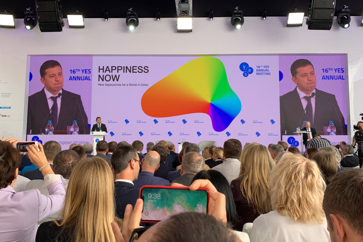 Selenskyj on Stage - Ein politischer Konferenzbericht aus Kyjiw