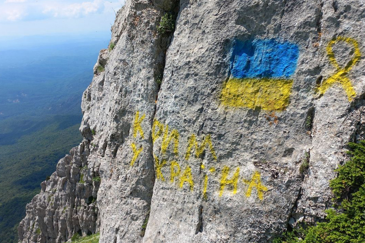 Der krimtatarische Aktivist Reşat Amet wurde am 03. März 2014 das erste zivile Opfer der russischen Invasion der Ukraine. Während seines Einzelprotests mit ukrainischer Flagge vor dem Krimer Parlament wurde er von bewaffneten Männern entführt, gefoltert. Zwei Wochen später wurde seine verstümmelte Leiche auf einem Feld gefunden. Er starb an einem Hirnschaden, den er erlitt, als ihm seine Peiniger die Augen ausstachen. Die russische Invasion der Krim war der Startpunkt für erneute Repressionen vor allem gegen das krimtatarische Volk.